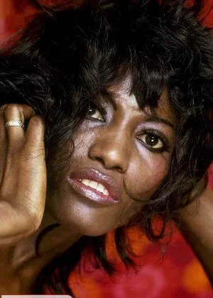 Чернокожую цыпочку с большими сиськами и сочной попкой трахает белый парень