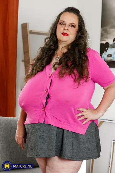 Зрелая толстушка мастурбирует секс-игрушкой во время сольного действа 