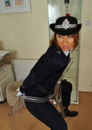 Великолепный полицейский вовлекает сногсшибательную милфу в жесткий лесбийский секс