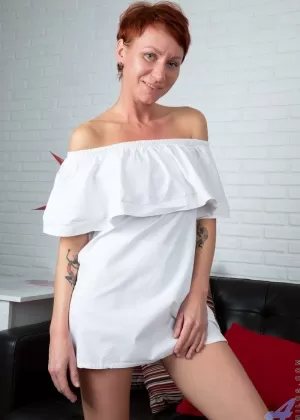 Пожилая домохозяйка Анхен щеголяет короткими рыжими волосами для своего первого появления обнаженной