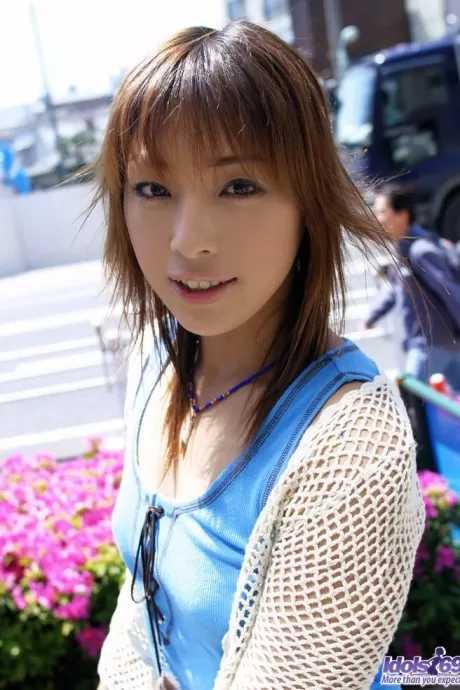 Молодая красотка в купальнике наслаждается демонстрацией своего горячего тела на фотографиях