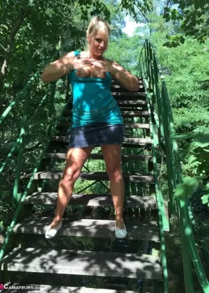 Блондинка любительская сладкая Сьюзи приподнимает платье над своей задницей на лестнице на открытом воздухе