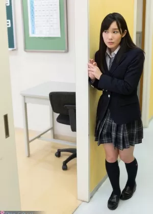 Японская школьница Мисаки Мори ходит босиком, обнажая свои сиськи в стрингах