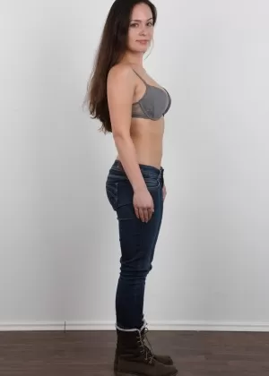 Великолепная брюнетка в джинсах медленно раздевается для этой серии фотографий со стриптизом