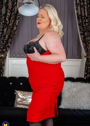 Пухленькая зрелая блондинка Алексис улыбается, раздеваясь на камеру