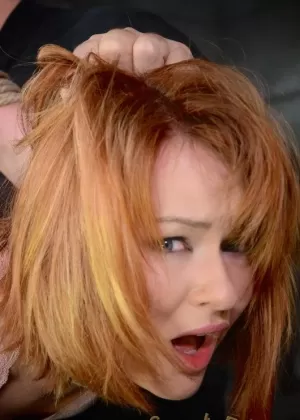 Голая женщина Миа Голд терпит жесткую БДСМ-игру в подземелье