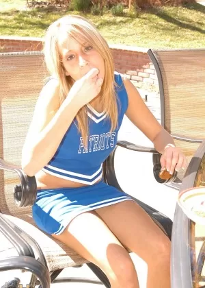 Школьница с большими сиськами Дженавив Джоли вылизывает свою сладкую киску