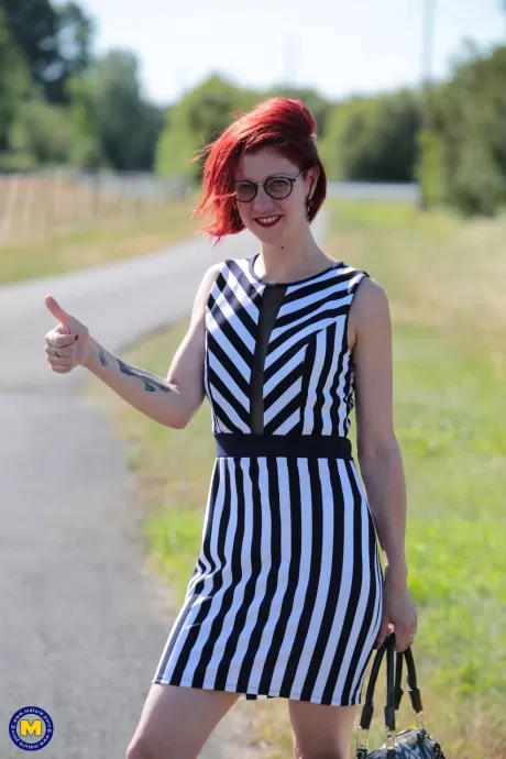 Рыжеволосая любительница занимается сексом с двумя парнями после того, как обнажилась во время путешествия а 1