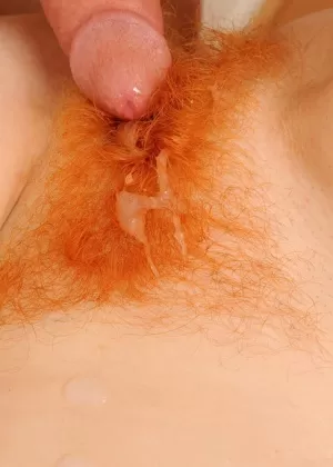 Красивая женщина Эрика Фонтес щеголяет киской со спермой в жопе после анального вагинального секса