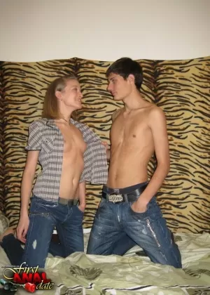 Любители подростков снимают джинсы, прежде чем попробовать анальный секс