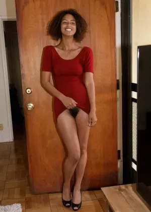 Порнозвезды Деми Сутра Эвелин Стоун демонстрируют свои сексуальные задницы стоя голышом