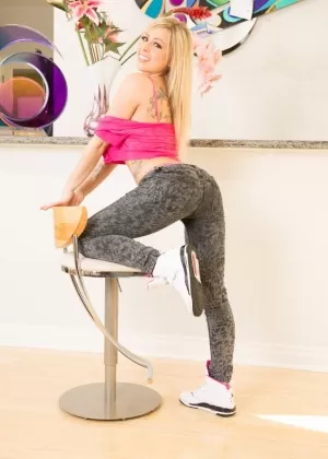 Подросток-новичок Амелия делает захват за задницу, раздеваясь среди растений