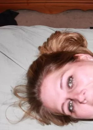 Толстая любительская мамочка групповухи залезает в ванну после того, как кончил ей в рот