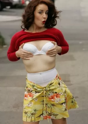 Женщина-эксгибиционистка Нейлоновая Энджи выставляет напоказ свои сиськи и трусики в переулке