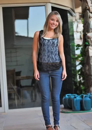 Красивая девушка щиплет себя за соски и раздвигает ноги в саду