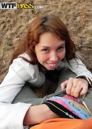 Молодая рыжая писает на пляжной автостоянке, прежде чем снять домашнее секс-видео