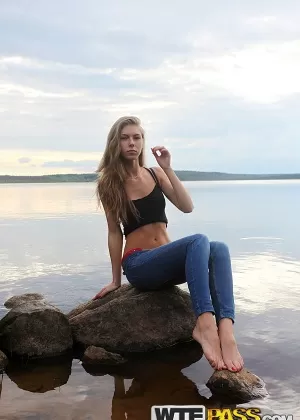 Любительская пара записывает себя, снимая домашнее секс-видео