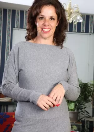 Более 30-летняя леди Соник полностью раздевается перед мастурбацией секс-игрушкой