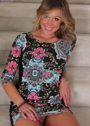 Пожилая красотка обнажает красивые зрелые сиськи и волосатую киску для мастурбации