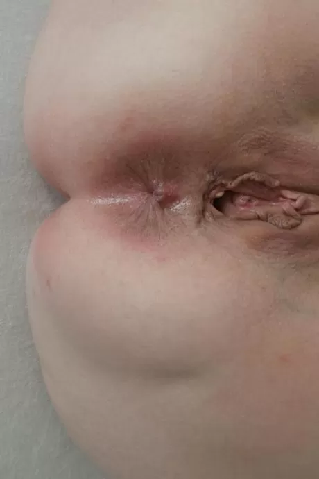 Горячая бабуля Кэт Китти мастурбирует после катания на велотренажере в коричневых чулках