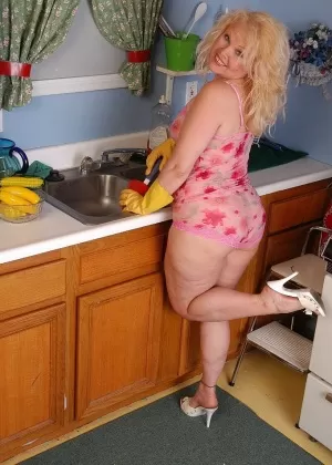 Сексуальные крупные планы пухленькой цыпочки Саншайн, раздвигающей розовую киску на кухне