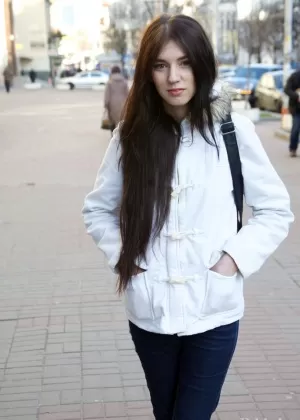 Красивая подросток Квиллиан идет одетая по улице после позирования в обнаженном виде