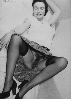 Сексуальные винтажные порнозвезды раздвигают ноги в чулках, чтобы показать волосатые киски