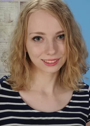 Студентка в очках Августа Эймс дебютирует в качестве порнозвезды после массажа