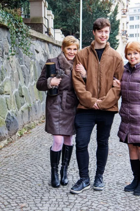 Старухи Романа и Иренка подцепляют молодого парня для тра 1