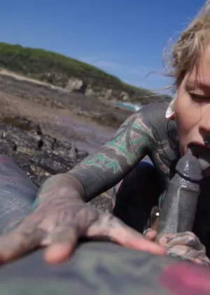 Татуированная девушка дрочит и сосет татуированный член возле океана