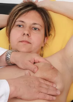 Симпатичная Беатрикс обожает заниматься дрочкой с фетиш-доктором