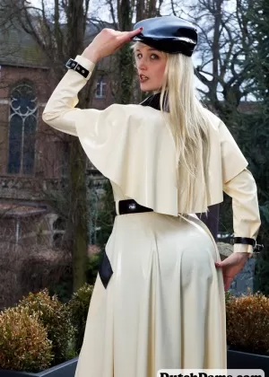 Грудастая милфа порнозвезда Феникс Мари кончает на колени после Би Джея