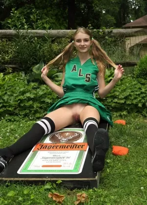 Девушка-любитель Ханна Хоторн снимает бодрящий наряд перед вставкой кукурузного початка