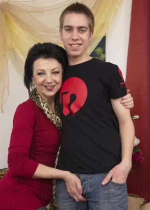 Распутная блондинка пума наслаждается жестким трахом и получает сперму на свои большие сиськи