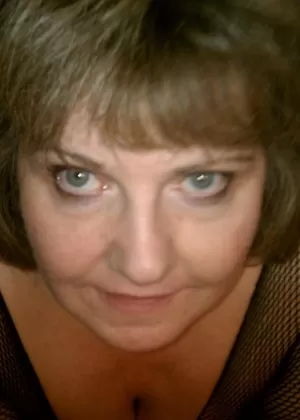 Зрелая любительская грудастая Блисс делает минет от первого лица в сетчатом бодистоке