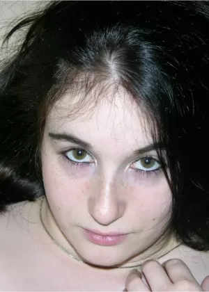 Темноволосая молодая толстушка отсасывает член после того, как раздевается на кровати