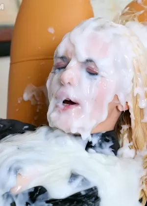 Рэйчел Джеймс с маленькой грудью резвится в сперме после первого анального секса