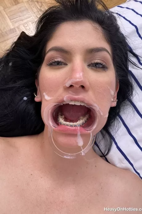 Темноволосая любительница Йенифер Чакон широко раскрывает рот, чтобы кончить
