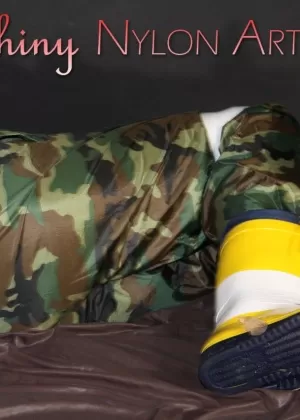 Сладкая цыпочка в эротичной армейской форме, обнажающей ее миниатюрные изгибы