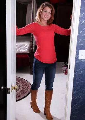 Стройная милфа Скай Роджерс раздевается догола на коленях в сапогах