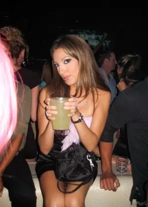 Платиновая блондинка красотка Аннабель ходит топлесс в розовых трусиках и черных нейлоновых чулках