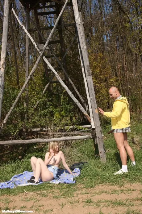 Лесничий подсматривает за молоденькой красоткой на тропинке и погружает свой член в ее ту 11