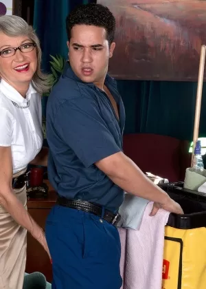 Молодая пара участвует в прелюдии, раздеваясь, чтобы трахнуться на диване