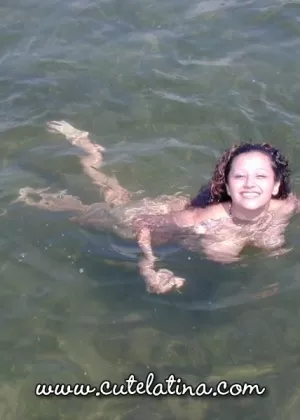 Джина Киллмер и Кети Перл развлекаются лесбийскими забавами в бассейне в одежде