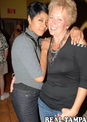 Зрелая леди Трейси Лик представляет своих свингующих друзей на вечеринке