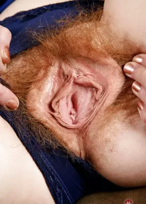 Пожилая рыжеволосая леди Ана Молли позирует с обнаженными лобковыми волосами под трусиками