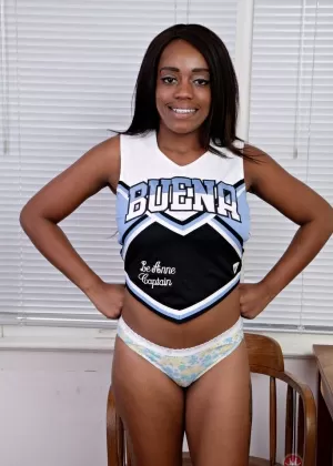 Симпатичная болельщица Кармен Каллауэй раздевается у бассейна перед сексом с Би-би-си