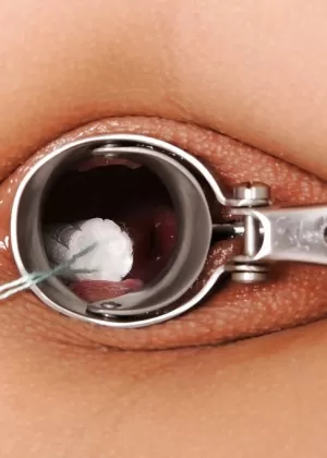 Зрелая блондинка с дряблой задницей осматривает свою киску у гинеколога