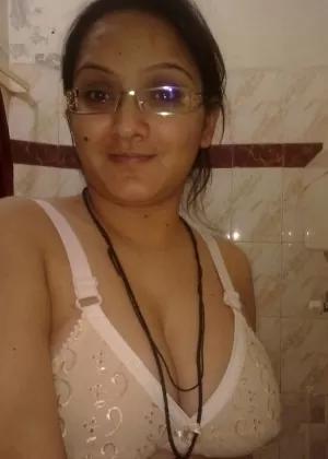 Indian plumper takes off her brassiere in a safe for work manner