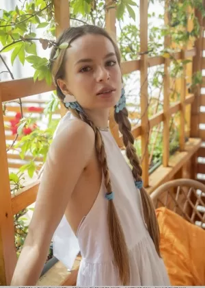 Молоденькая красавица Дебора А обнажает свои сиськи и киску с заплетенными косичками